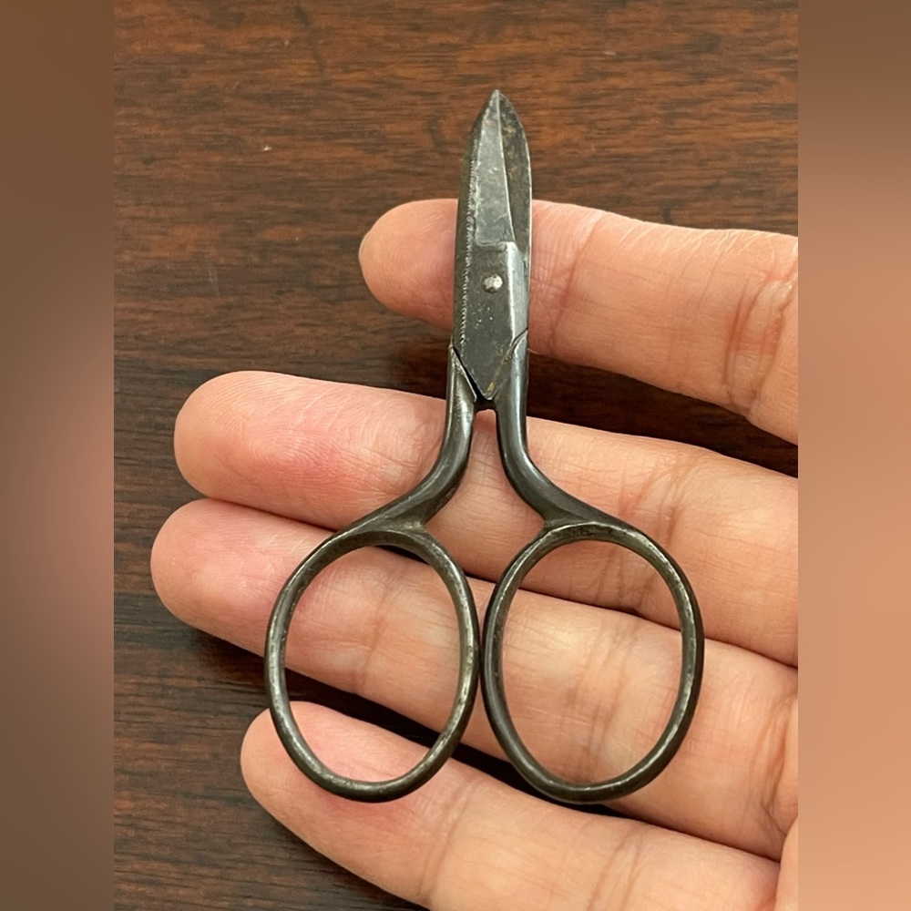 Antique small Clauberg Germany pair of metal scissors - Picture 5 of 5